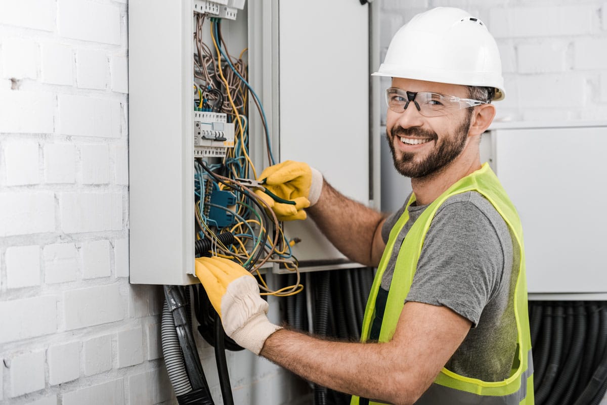 Electricistas de urgencia atendiendo en Tenerife